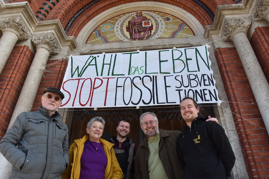 Banneraktion: „Wählt das Leben. Stopt fossile Subventionen“