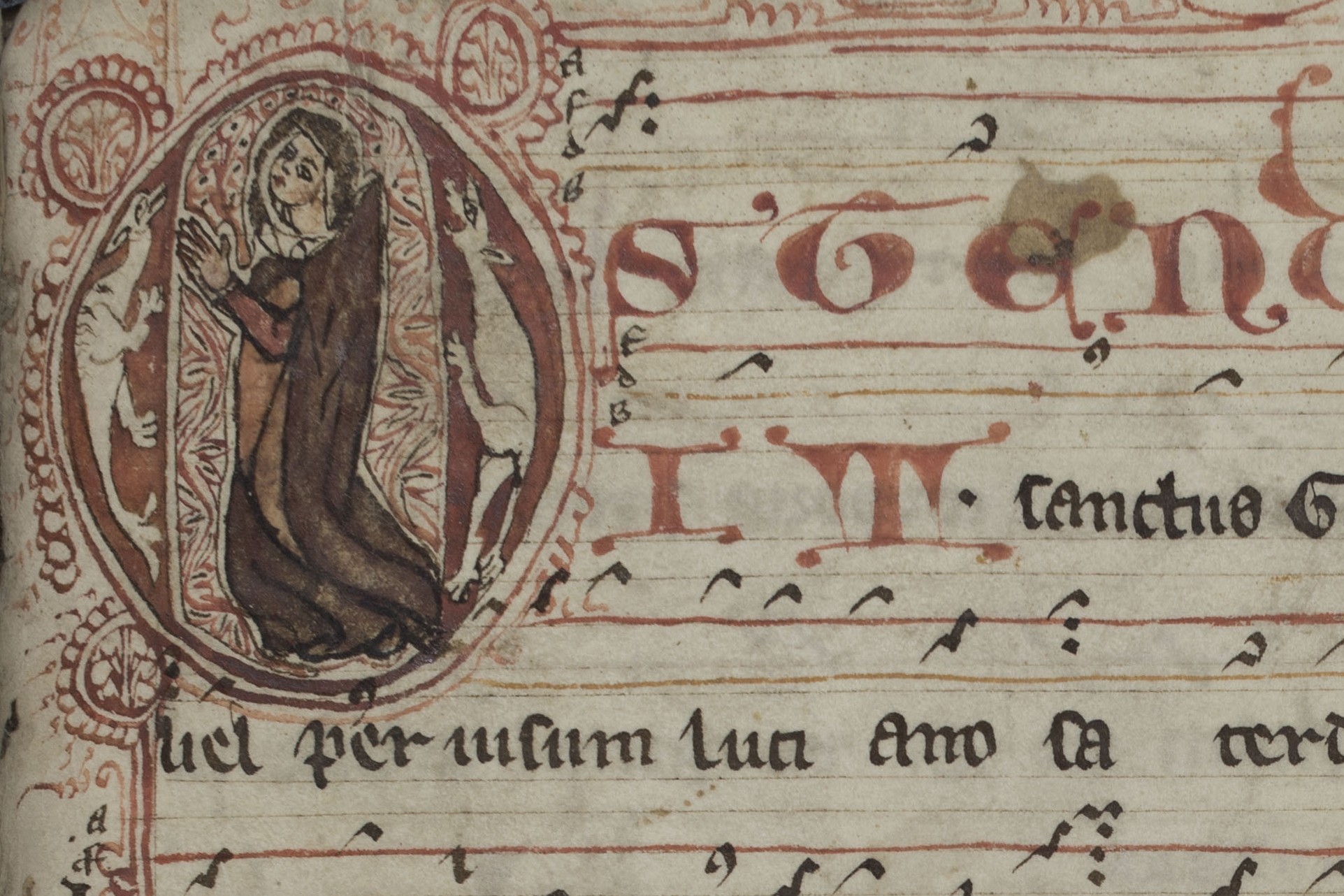 betende (Chor-)Frau mit hellbraunem Chorrock und braunem Mantel