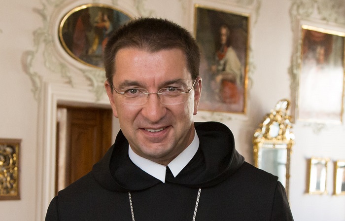 Chris Hofer Eröffnung des Archivs für Zeitschriften der österreichischen Ordensgemeinschaften in der Bibliothek der Erzabtei St. Peter in Salzburg, 2014-03-07; Foto: Chris Hofer; Bild zeigt: Pater Erhard Rauch, Erzabt Korbinian Birnbacher OB, Sr. Cordis M. Feuer