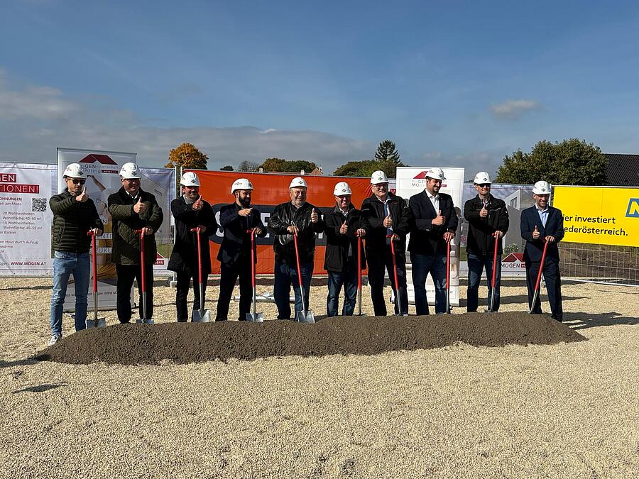 Am 14. Oktober 2025 fiel der offizielle Startschuss für den Bau eines neuen Wohnquartiers der Salvatorianer in Margarethen am Moos. P. Márton Gál (4.v.l.) nahm gemeinsam mit den Projektpartnern den Spatenstich vor.