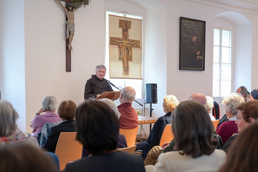 Der Franziskaner P. Johannes Schneider sprach in einem Vortrag ber die persönliche Gottessuche des heiligen Franziskus von Assisi.