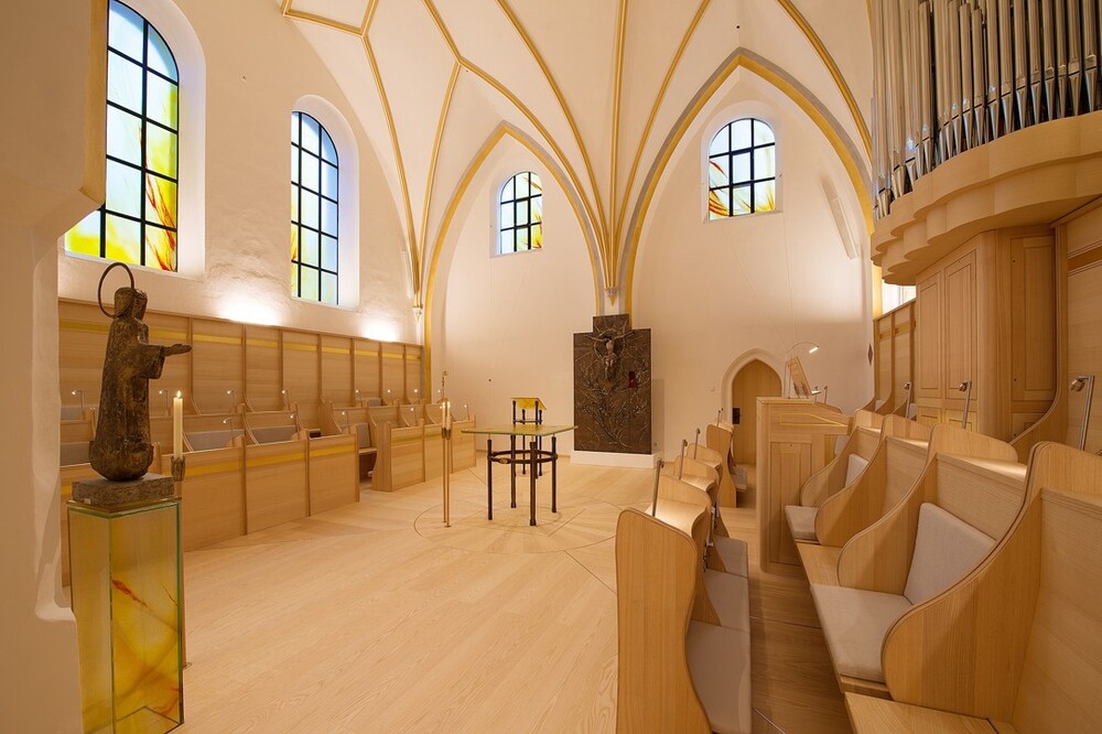 Einblick in den Hochchor der Benediktinerinnen Frauenwörth / Susanne Windischbauer Einblick in den Hochchor der Benediktinerinnen Frauenwörth