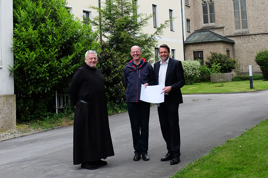 Am neuen Hospiz-Standort in Salzburg (v.l.): Frater Rudolf Knopp (Provinzial), Frater Nikolaus Deckan (Prior, Rechtsträgervertreter BHB) und Arno Buchacher (Gesamtleiter BHB).
