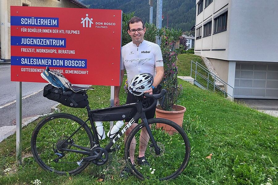 P. Peter Rinderer fährt mit dem Fahrrad von Fulpmes nach Wien, um dort sein neues Amt als Provinzial der Salesianer Don Boscos anzutreten.