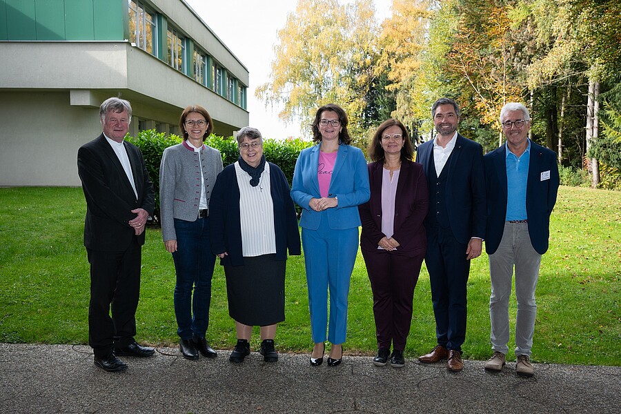 Diözesanbischof Manfred Scheuer, Elisabeth Haas (Bildungsdirektion OÖ, Schulaufsichtsteam), Provinzleiterin Sr. Petra Egeling, Landtagsabgeordnete Elisabeth Gneißl, Schulleiterin Margit Gangl, Bürgermeister Peter Schobesberger und der stellvertretend