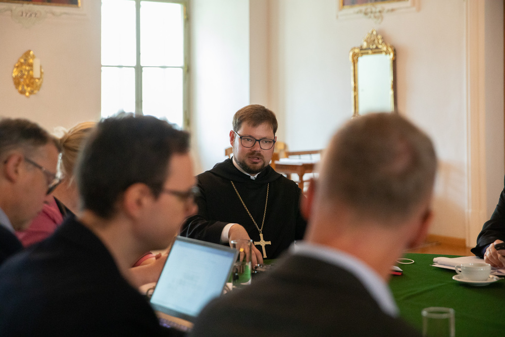 Erzabt Jakob Auer im Gespräch mit den Journalist:innen