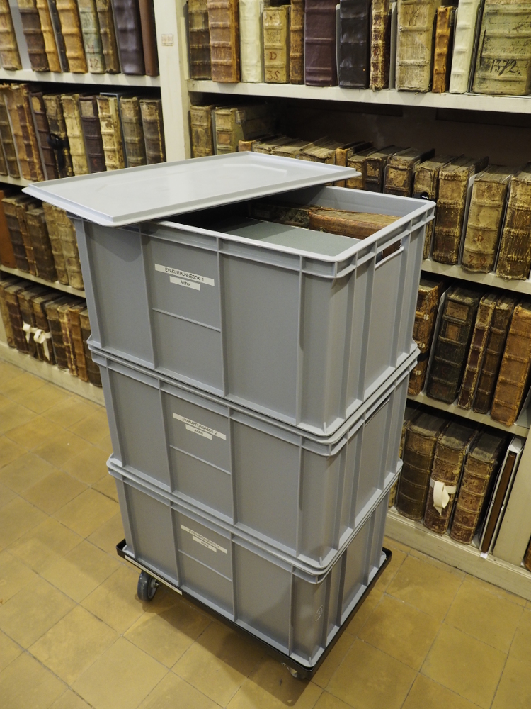 Bereit zur Evakuierung: Befüllte Evakuierungsboxen, die auf dem Rollbrett gestapelt rasch zum Ausgang transportiert werden können. / (c) Schottenstift Wien (Foto: Rasinger) OLYMPUS DIGITAL CAMERA