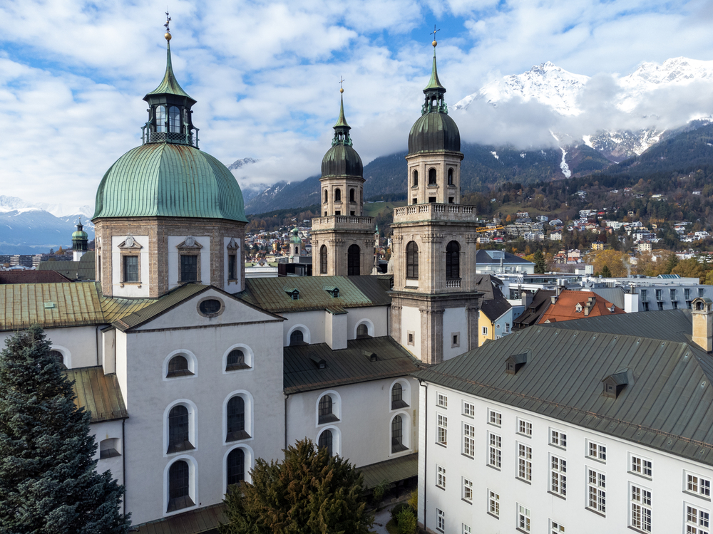 Innsbruck, Österreich – 5. November 2021: In dieser Luftaufnahme ist die Jesuitenkirche  in Innsbruck zu sehen.Die Kirche liegt im Zentrum von Innsbruck. Sie ist der heiligsten Dreifaltigkeit geweiht und wird wie in ihren Anfängen von Jesuiten betre