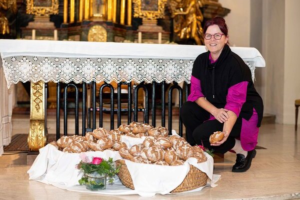 Elisabeth Vallant in der Elisabethinenkirche Klagenfurt mit Brot und Rosen 
