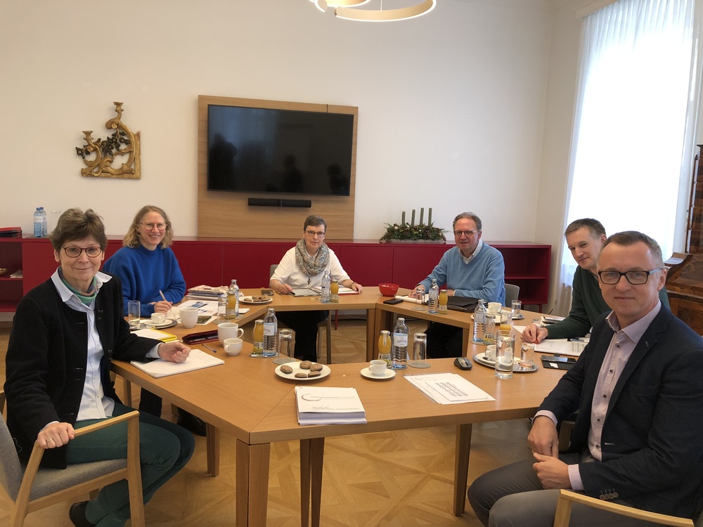 Sr. Christine Rod, Prisca Zurron (Schweiz), Sr. Dorothe-Maria Lause (Luxemburg), Simon Evers (Niederlande), Hubert Wissing (Deutschland) und Geschäftsführer Peter Bohynik (v.l.) trafen sich zum Austausch.