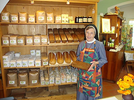 Klosterladen im Kloster Wernberg / Archiv des Klosters Wernberg BILD zu TP/OTS - Bildtext: Im Klosterladen werden die Spezialit?ten eines Klosters pr?sentiert. Kl?sterreich-Gutscheine erh?lt man bei Kl?sterreich: www.kloesterreich.at.