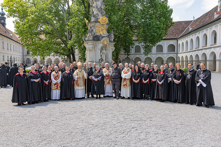 Im Rahmen eines Gottesdienstes im Stift Heiligenkreuz wurden 28 neue Mitglieder in den Souveränen Malteser-Ritter-Orden aufgenommen.