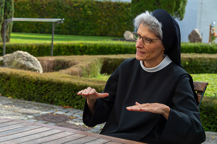 Sr. Regina Hessler stand dem Journalisten Toni Hötzelsperger in einem Interview Rede und Antwort. / Abtei Frauenwörth/Monika Wrba Sr. Regina Hessler stand dem Journalisten Toni Hötzelsperger in einem Interview Rede und Antwort.