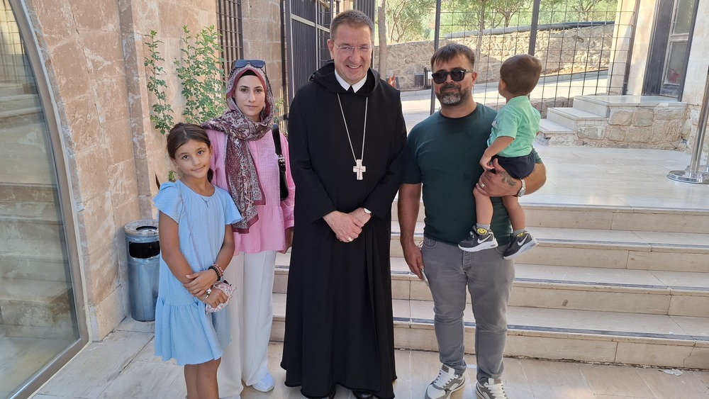 Erzabt em. Korbinian Birnbacher mit einer christlichen Familie im Tur Abdin