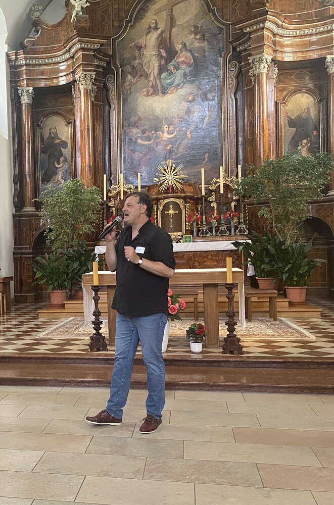 Abb. 1: Hannes Benedetto Pircher bei seinem Vortrag in der Kapuzinerkirche Wien 