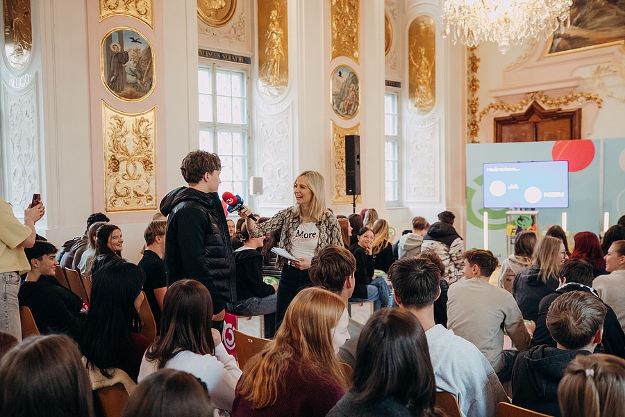 Ö3-Moderatorin Tina Ritschl führte durch den Vormittag im Sommerrefektorium des Stifts Lambach. / Hitradio Ö3/Mila Eder Ö3-Moderatorin Tina Ritschl führte durch den Vormittag im Sommerrefektorium des Stifts Lambach.