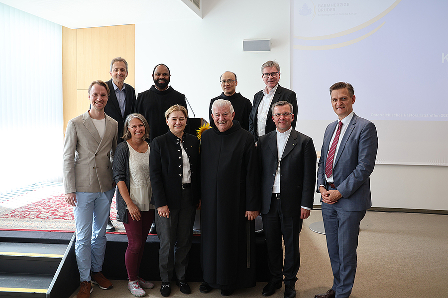 Freuten sich über ein gelungenes Pastoralratstreffen: Moderator Mathias Pascottini, Reinhold Esterbauer, Heike Marterer, Provinzial Saji Mullankuzhy, Bettina Hanel, Frater Paulus Kohler, Frater Thomas Pham, Direktor Peter Ausweger, Weihbischof Johann