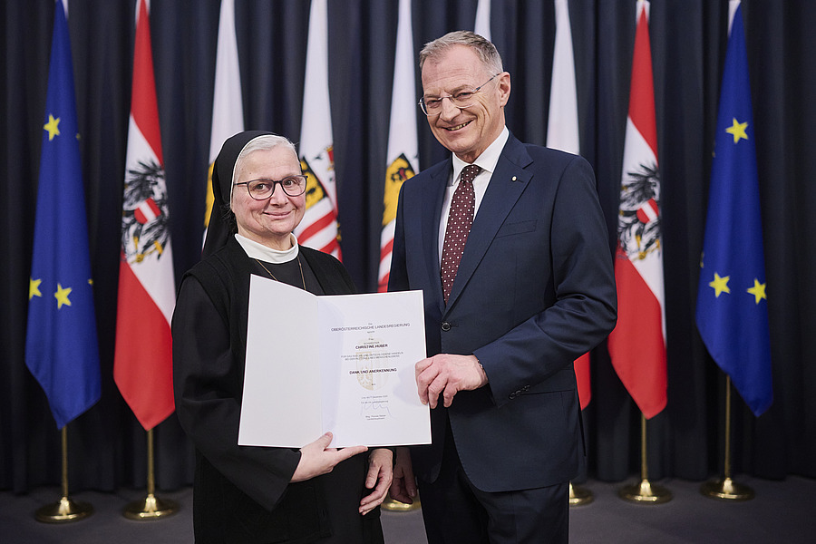 Sr. Christine Huber wurde am 19. Dezember 2025 von Landeshauptmann Thomas Stelzer mit der Lebensretter-Ehrung des Landes Oberösterreich ausgezeichnet.