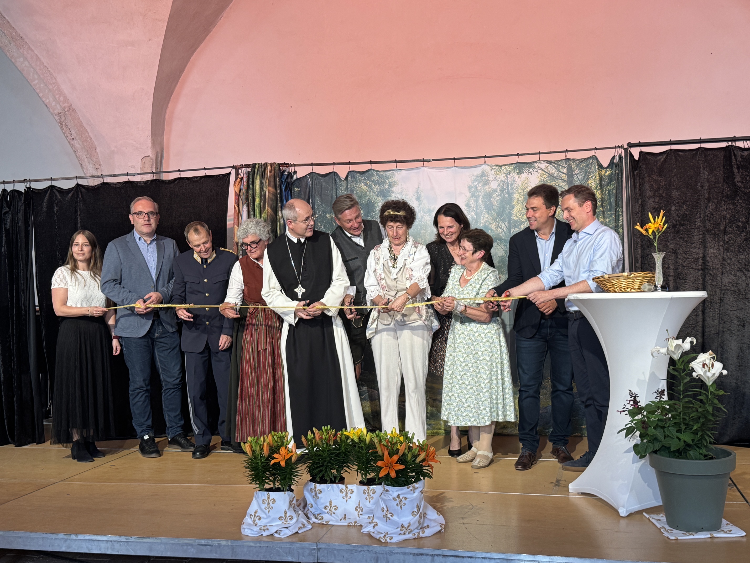 Abt Pius mit Wegbegleitern bei der Eröffnung