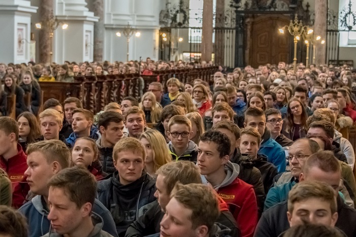 Wallfahrt / © Jack Haijes, Jack Haijes Wallfahrt der Landwirtschafstschulen OÖ, Motto „Der Stein schwimmt“.
Foto: Jack Haijes
