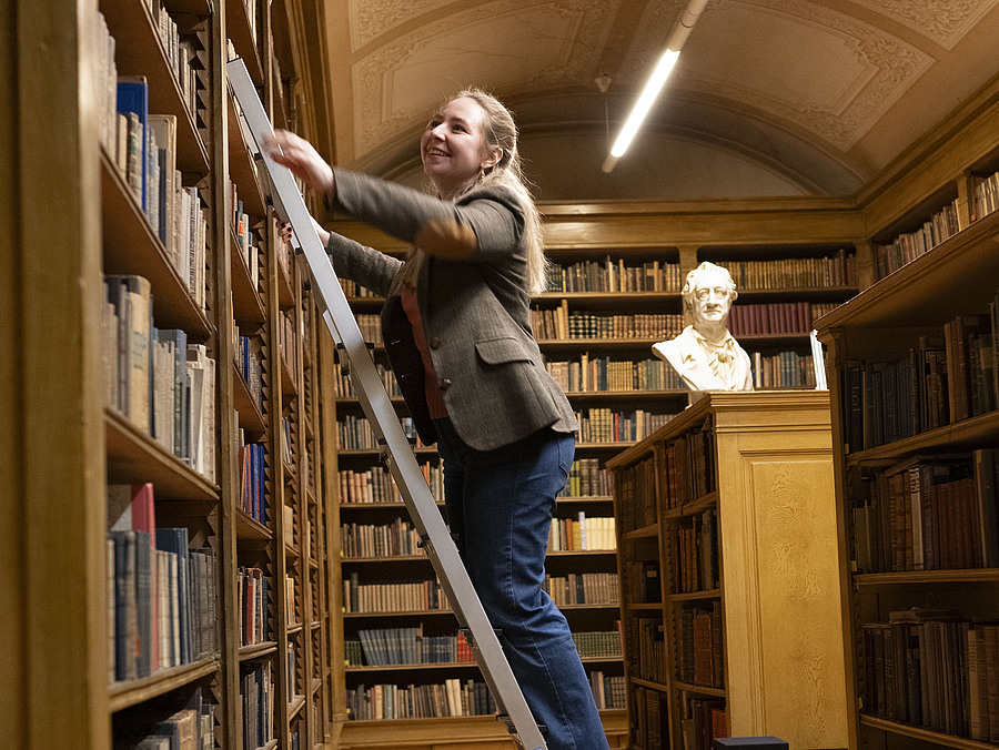 Im Rahmen eines FTI-Dissertationsstipendiums des Landes Niederösterreich erforscht Stephanie Zima derzeit die niederösterreichische Privatbibliotheksszene des 19. Jahrhunderts. / Augustiner-Chorherrenstift Klosterneuburg Im Rahmen eines FTI-Dissertationsstipendiums des Landes Niederösterreich erforscht Stephanie Zima derzeit die niederösterreichische Privatbibliotheksszene des 19. Jahrhunderts.