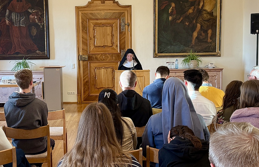 Beim ersten „Treffpunkt Benedikt“ im Stift Kremsmünster nach der Sommerpause war die deutsche Benediktinerin Sr. Michaela Puzicha zu Gast.