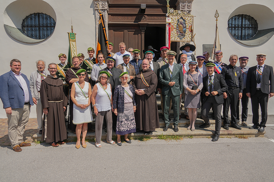 Zahlreiche Gläubige und Vertreter:innen von Traditionsvereinen und Verbindungen machten sich auf den Weg in die Franziskanerkirche Hall, um das Patronzinium und die Nachprimiz von P. Adam Bergmann zu feiern. / Cincelli/dibk Zahlreiche Gläubige und Vertreter:innen von Traditionsvereinen und Verbindungen machten sich auf den Weg in die Franziskanerkirche Hall, um das Patronzinium und die Nachprimiz von P. Adam Bergmann zu feiern.