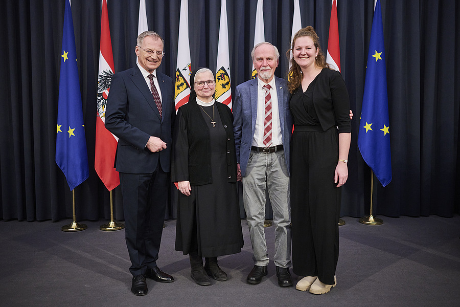 Mit Sr. Christine Huber wurde auch Ergotherapeutin Verena Braid ausgezeichnet. Auch der Organist, den die beiden wiederbelebt hatten, war bei der Ehrung dabei.