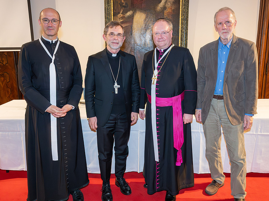 Die Augustiner Chorherren Thaddäus Ploner, Propst Anton Höslinger und Johannes Kittler (v.l.) mit Erzbischof Josef Grünwidl (2.v.l.).
