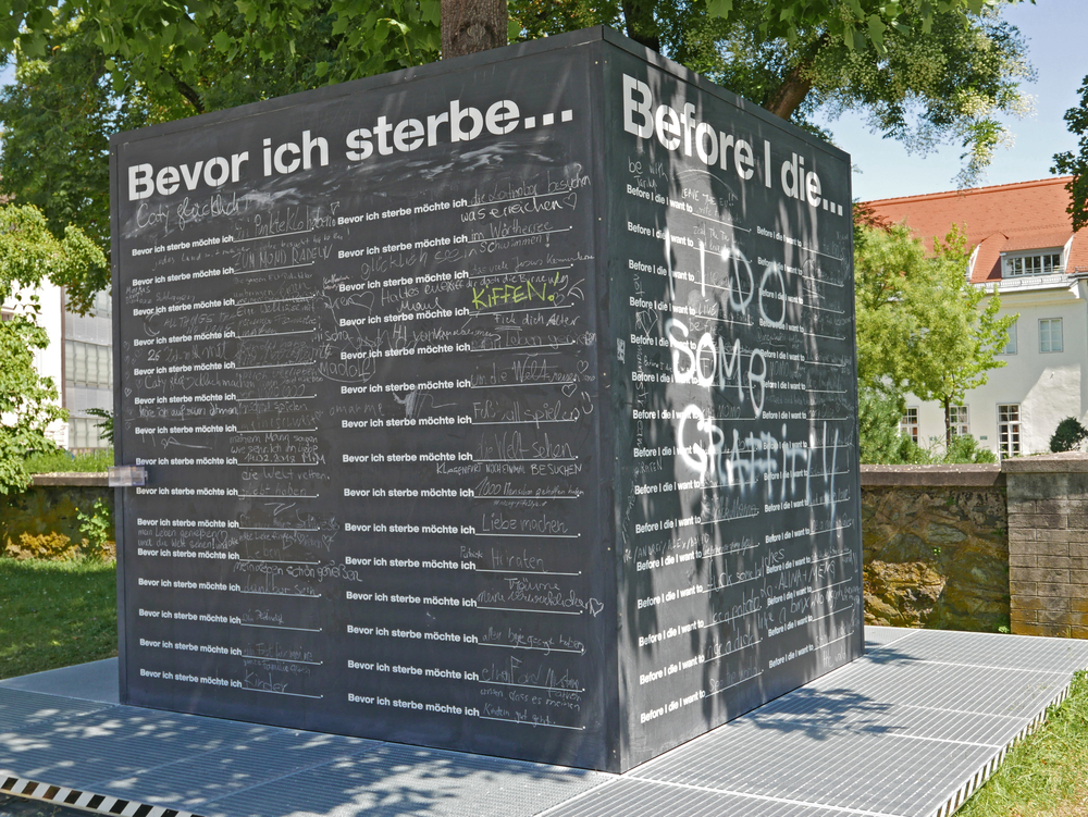 Projektwand in Klagenfurt, Österreich (2018) / Geolina, Klagenfurt Bevor ich sterbe, CC BY-SA 4.0 Projektwand in Klagenfurt, Österreich (2018)