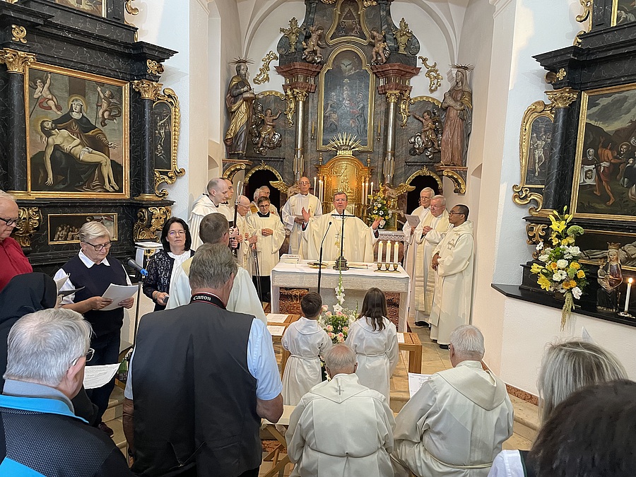 Weihbischof Johannes Freitag stand dem Festgottesdienst zum 50-Jahr-Jubiläum des Heilig-Kreuz-Karmels vor.