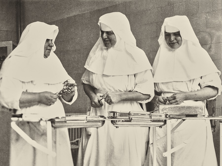 Sr. Restituta, Sr. Kajetana und Sr. Sigelinde (v.l.) am Instrumentiertisch. Sr. Kajetana war im Dezember 1941 Zeugin, als Restituta im Operationssaal das sogenannte „Soldatenlied“ vorlas.