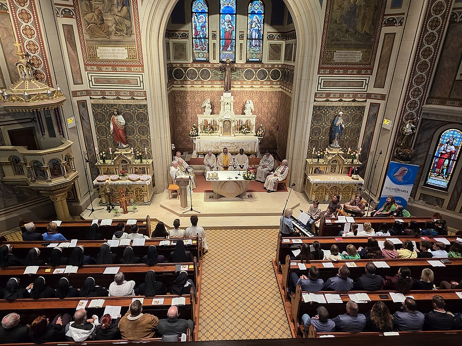 Der Festgottesdienst in der Klosterkirche war gut besucht, auch einige Priester feierten mit. / Wolfgang Zarl Der Festgottesdienst in der Klosterkirche war gut besucht, auch einige Priester feierten mit.