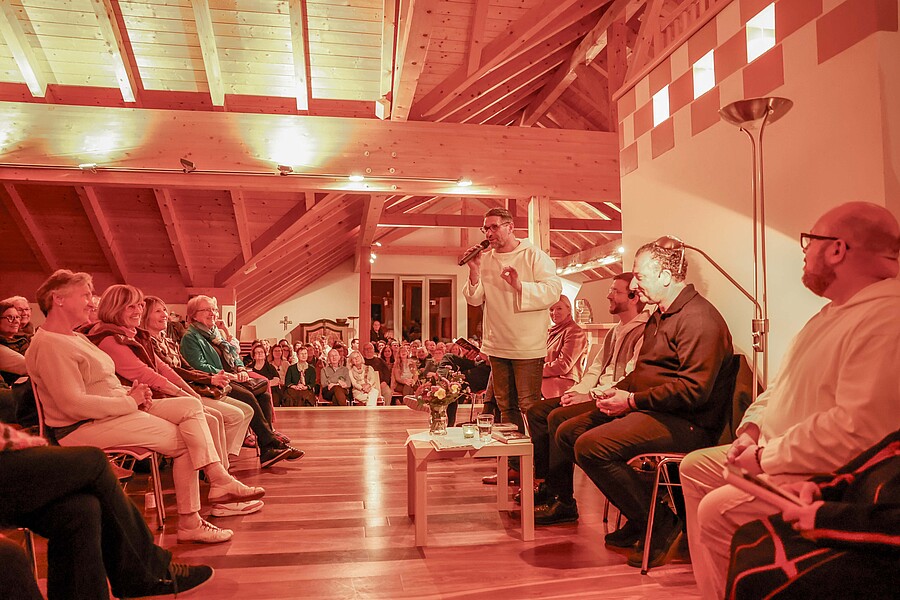 Mehr als 100 Personen kamen zur Buchpräsentation in den Klosterhof des Europaklosters Gut Aich.