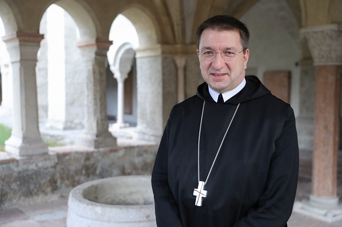 Eleitet das älteste Benediktinerkloster im deutschsprachigen Raum: Die Erzabtei St. Peter.