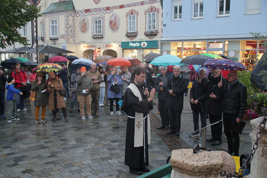 Der neue Sonnengesangsweg in Neunkirchen wurde am 25. September 2025 von P. Bernhard Lang eröffnet und gesegnet. Auch das Regenwetter war für die zahlreichen Besucher:innen kein Hindernis.