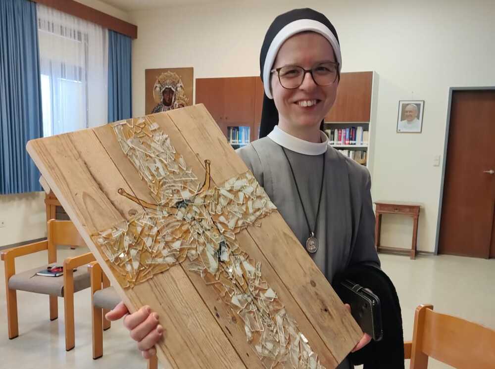 Sr. Edith Mittendorfer mit dem Kreuz im Tageshospiz Aumannplatz 