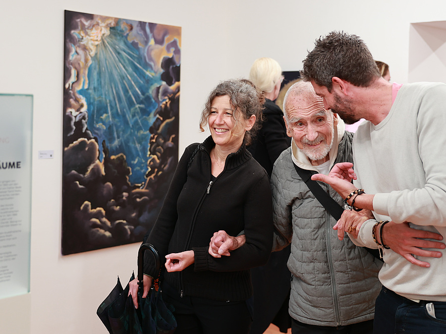 Am 12. Juni 2026 wurde die Ausstellung DAVID100 eröffnet. Organisator Toni Huber führte Bruder David Steindl-Rast, begleitet von Alexandra Kreuzeder, durch die Ausstellung.