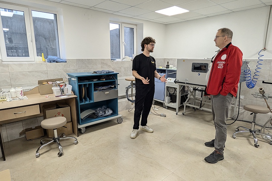 Wolfgang Wedan, Globaler Nothilfe-Koordinator von Jugend Eine Welt, beim Besuch des UNBROKEN National Rehabilitationszentrum in Lviv.