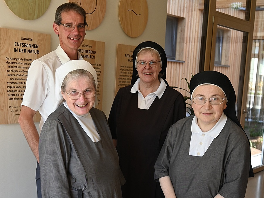 Johannes Brandl, Mastermind des Hauses der Achtsamkeit, mit den Marienschwestern, die im Haus arbeiten: Sr. Magdalena Exl, Sr. Raphaela Sommer und Sr. Clementine Honeder (v.l.). / KIZ/JW Johannes Brandl, Mastermind des Hauses der Achtsamkeit, mit den Marienschwestern, die im Haus arbeiten: Sr. Magdalena Exl, Sr. Raphaela Sommer und Sr. Clementine Honeder (v.l.).