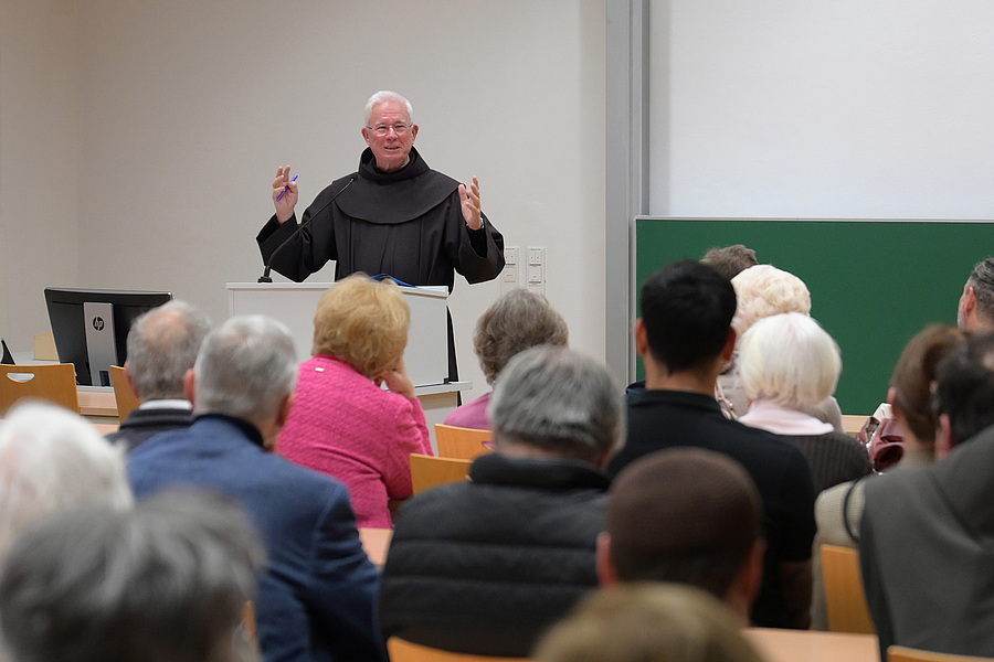 Der Salzburger Erzbischof Franz Lackner betonte bei einem Vortrag die enge Verbindung von gelebtem Alltag und theologischer Reflexion in der franziskanischen Tradition.