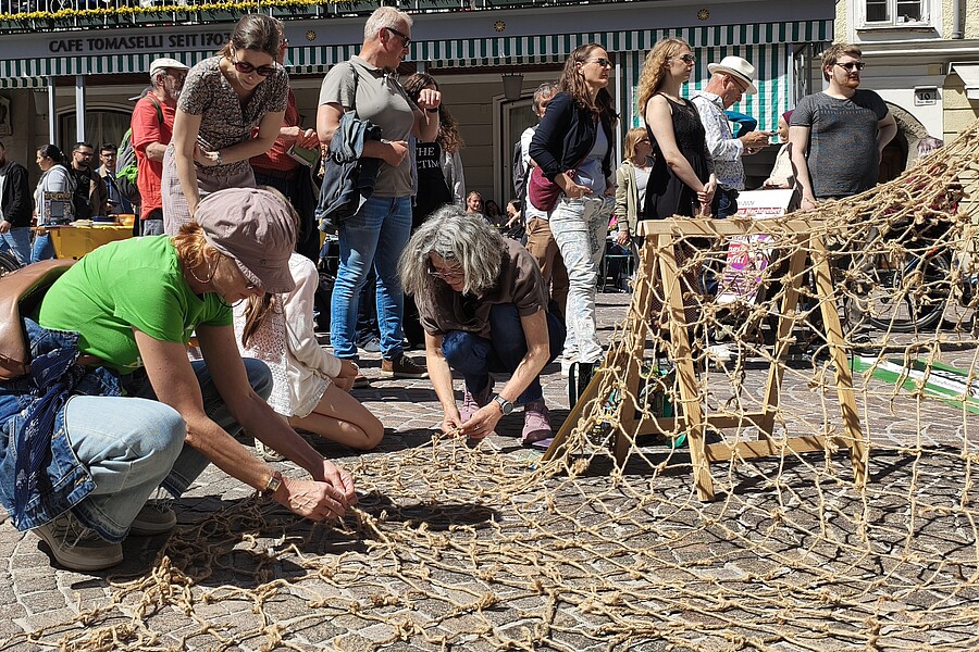 Die Aktion der Religions for Future-Bewegung: Das Knüpfen eines Netzes für Schöpfungsverantwortung.