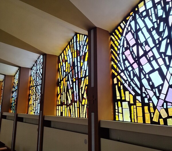 Buntfenster in der Konventkapelle der Elisabethinen Linz