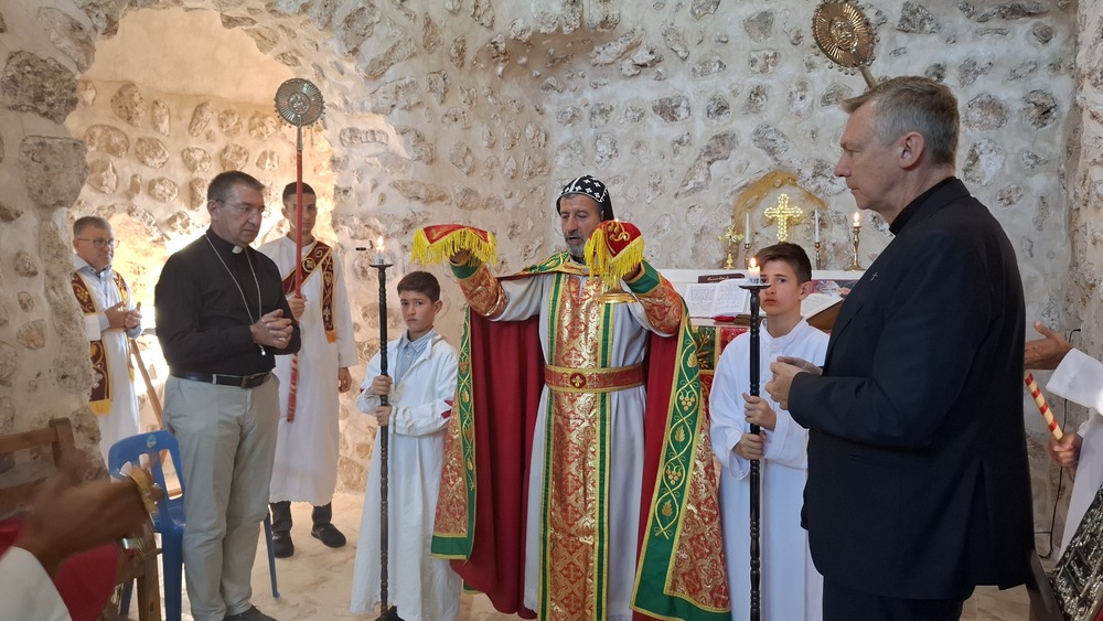 Gottesdienst im Klosters Mor Yakub mit Abt Aho Bilecen, Korbinian Birnbacher und Slawomir Dadas