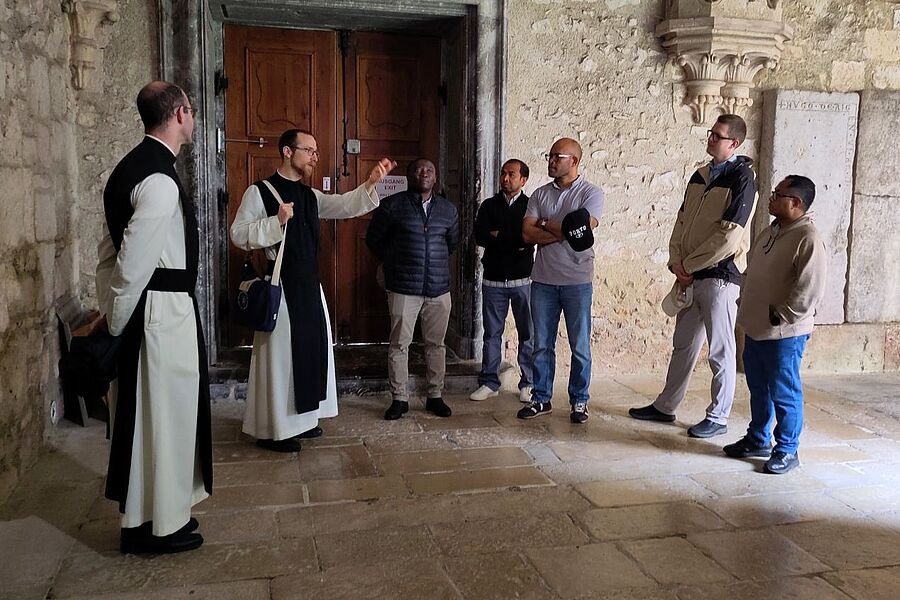 Am Programm des Treffens stand auch ein Besuch im Stift Heiligenkreuz. / P. Franz Helm SVD Am Programm des Treffens stand auch ein Besuch im Stift Heiligenkreuz.