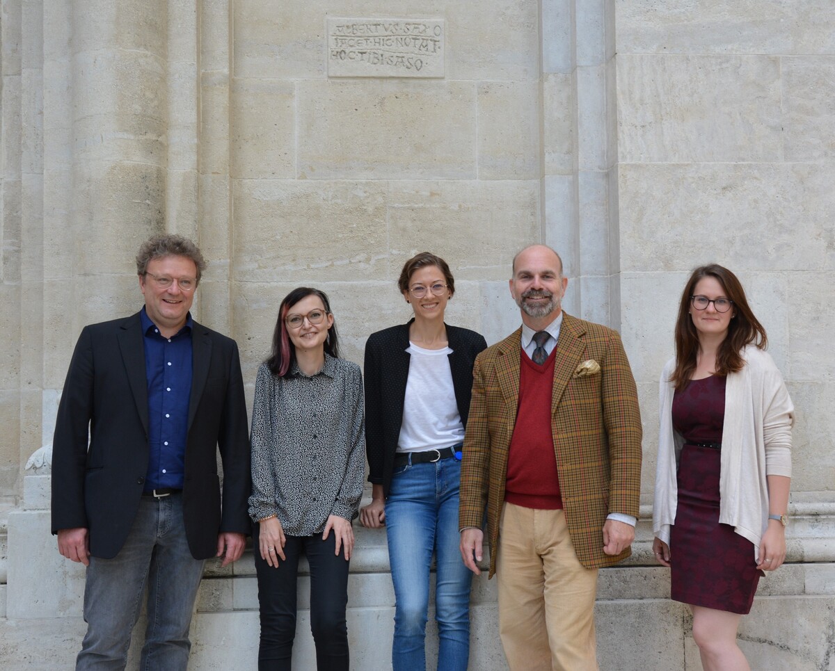 Das PREMISES-Team (von links nach rechts: Sabine Miesgang, Edith Kapeller, Andreas Zajic und Julia Anna Schön,) mit dem Leiter der Forschungsstelle des Stifts Klosterneuburg, Martin Haltrich (ganz links), unter dem inschriftlichen Sterbevermerk des A