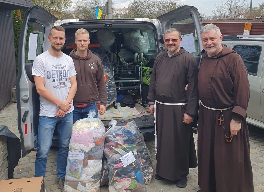 Mehrmals im Jahr bringen Kapuziner und freiwillige Helfer:innen medizinische Hilfslieferungen in die Ukraine. Hier zu sehen: Peter und Johannes Filzmoser sowie Br. Marek Król (v.l.), die die Hilfsgüter bei Br. Kazimir (rechts) in Lemberg ablieferten. / Kapuziner Mehrmals im Jahr bringen Kapuziner und freiwillige Helfer:innen medizinische Hilfslieferungen in die Ukraine. Hier zu sehen: Peter und Johannes Filzmoser sowie Br. Marek Król (v.l.), die die Hilfsgüter bei Br. Kazimir (rechts) in Lemberg ablieferten.