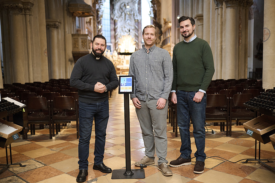Freuen sich über den Erfolg des digitalen Spendenterminas in der Wiener Michaelerkirche: Provinzial P. Márton Gál SDS, Emanuel Graf, Marketing Manager von Global Payments Österreich und Mario Kristo, Mitgründer Donero (v.l.).