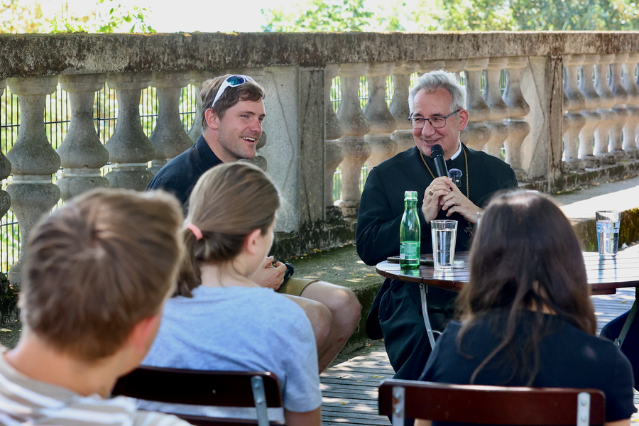 Abt Ambros im Gespräch mit Jugendlichen