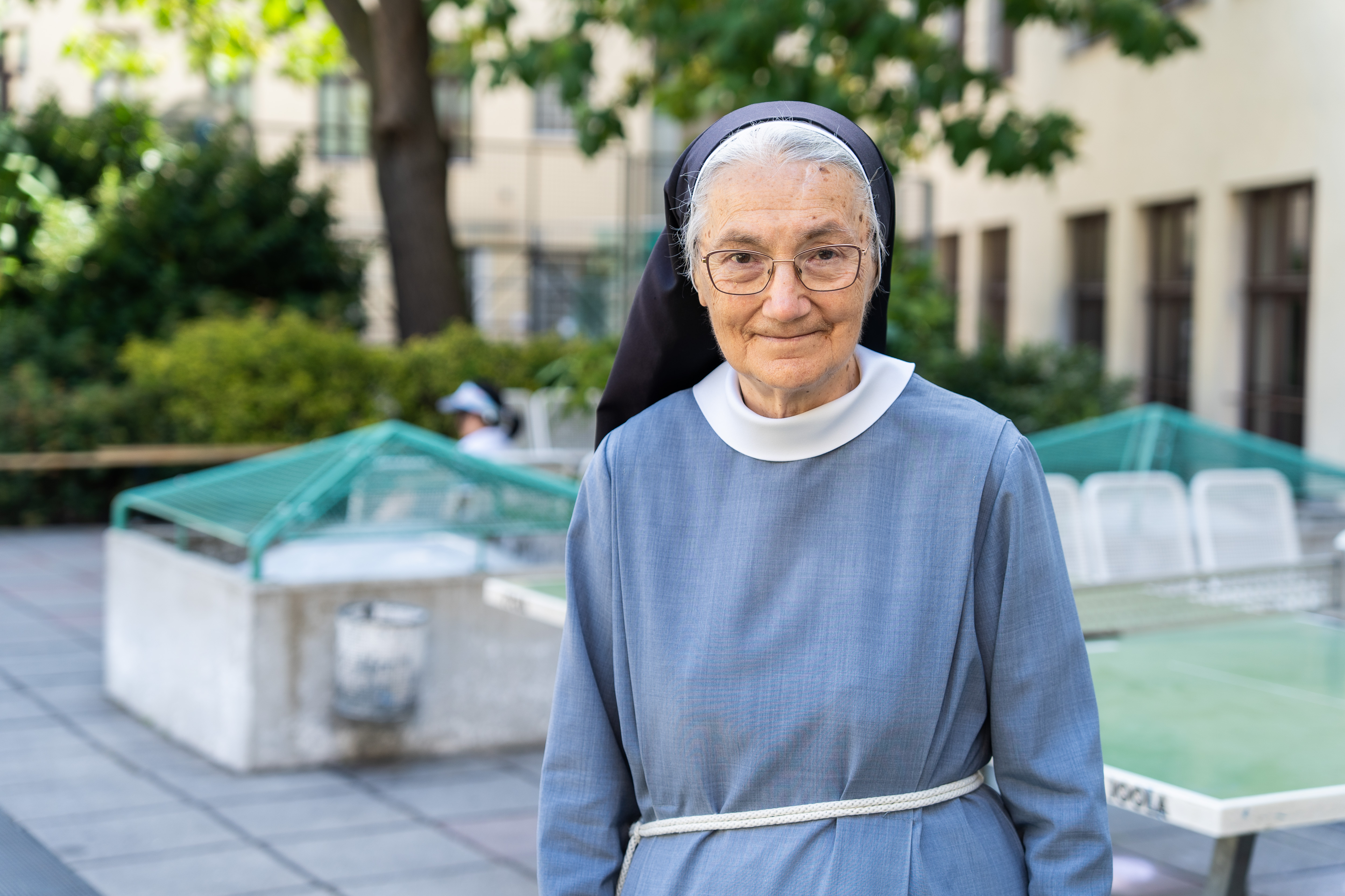 Sr. Petronilla Herl von den Schulschwestern mit der Ordenstracht im Schulhof.